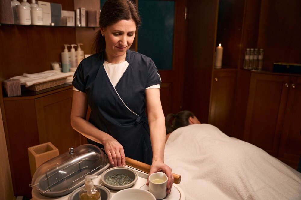 An Ayurvedic practitioner prepares for a massage. 