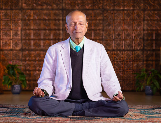 Vasant Lad meditating